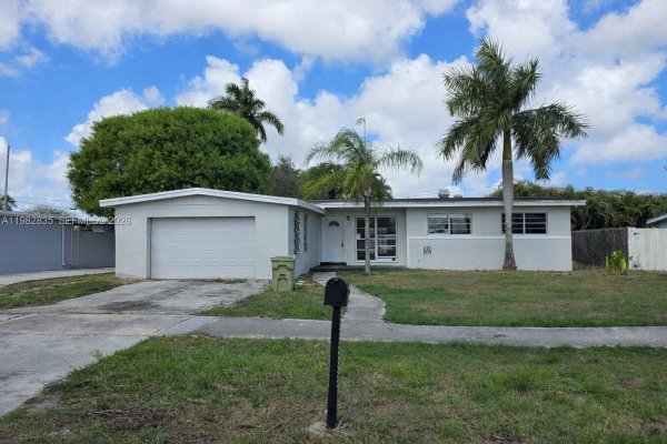 328 Ponte Vedra Rd Palm Springs, FL 33461