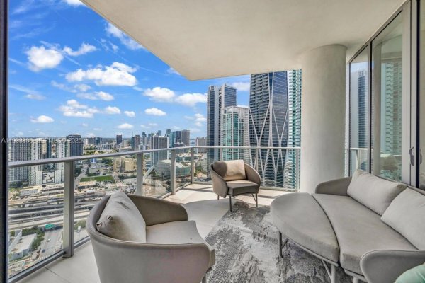 851 NE 1st Ave #3401 Miami, FL 33132