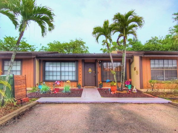 10180 E Cypress #10180 Pembroke Pines, FL 33026