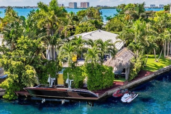 7975 Biscayne Pt Cir Miami Beach, FL 33141