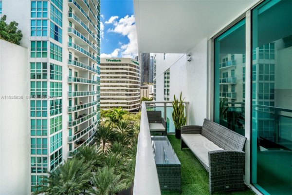 950 Brickell Bay Dr #803 Miami, FL 33131