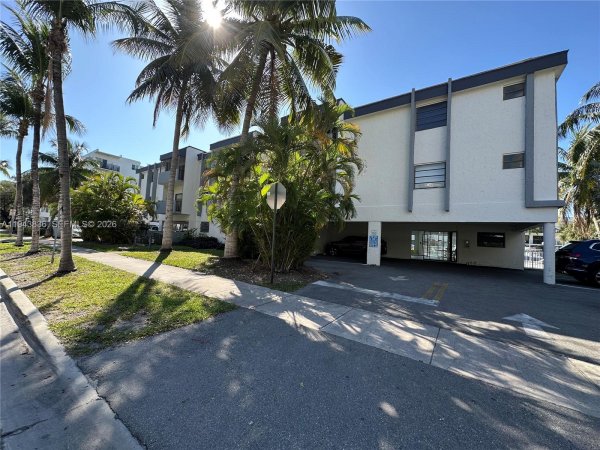 3582 NE 171st St #301 North Miami Beach, FL 33160
