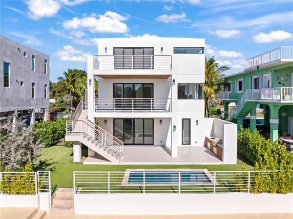 124 Orchid St Plantation Key, FL 33070