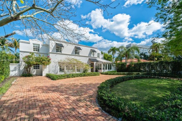 939 W 47th Ct Miami Beach, FL 33140