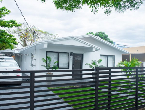 43 NW 41st St Miami, FL 33127