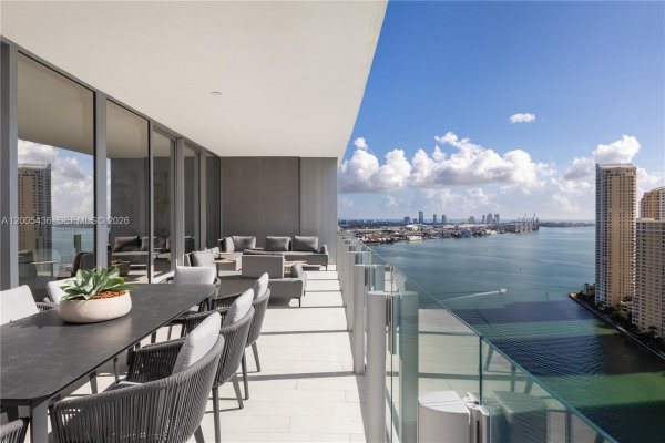 300 Biscayne Blvd Way #2802E Miami, FL 33131