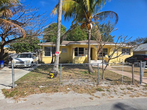 606 S Pine Lake Worth, FL 33460