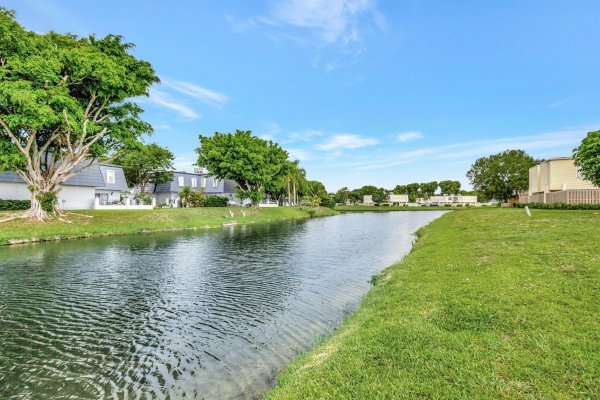 1586 Shaker Wellington, FL 33414