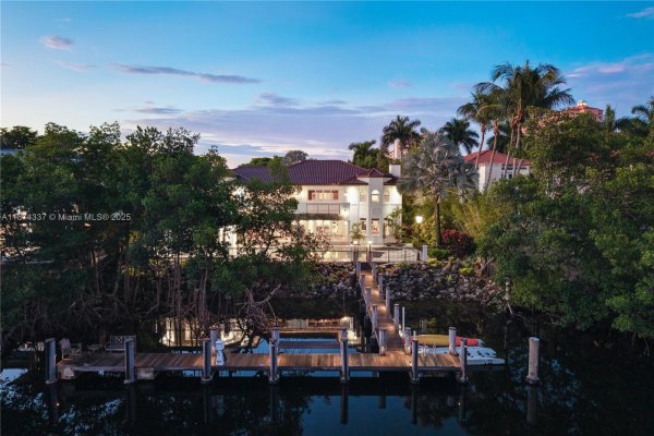 277 Veleros Ct Coral Gables, FL 33143 277 Veleros Ct Coral Gables, FL 33143