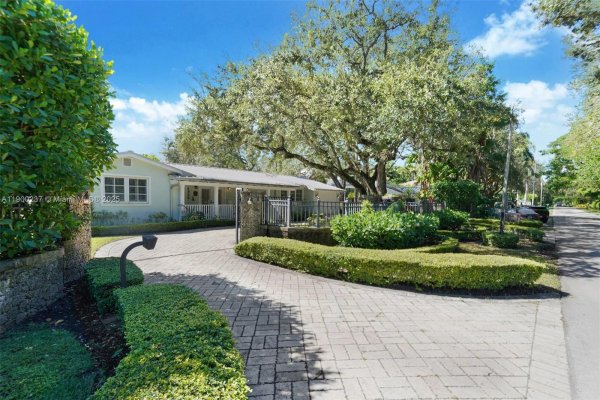 4920 SW 76th St Miami, FL 33143 4920 SW 76th St Miami, FL 33143