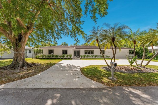 1460 Campamento Ave Coral Gables, FL 33156