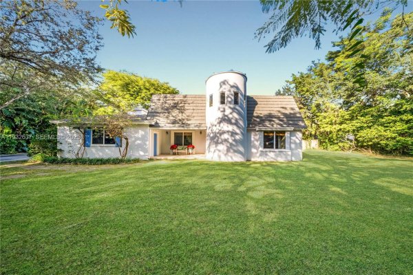 10900 SW 90th Ave Miami, FL 33176