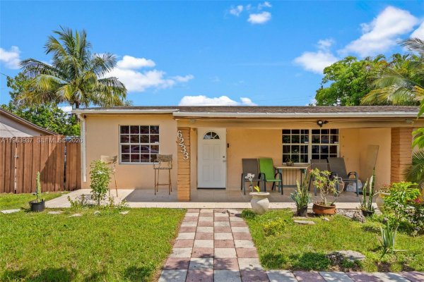 6233 Rodman St Hollywood, FL 33023