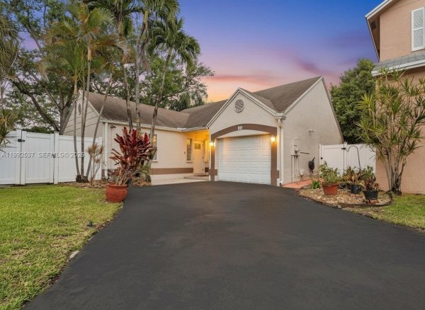 371 NW 101st Ter Pembroke Pines, FL 33026