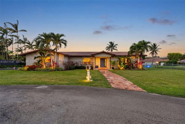 8005 SW 106th St Miami, FL 33156