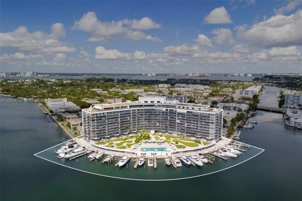 900 Bay Dr #1005 + Dock DS14 Miami Beach, FL 33141
