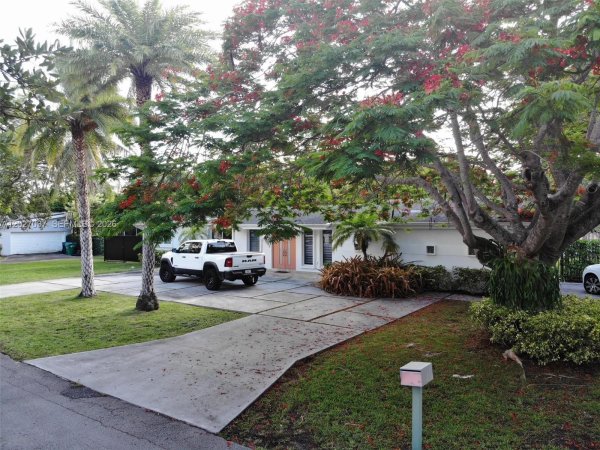 12800 SW 82nd Ct Pinecrest, FL 33156