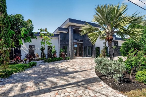 2832 NE 24th Ct Fort Lauderdale, FL 33305