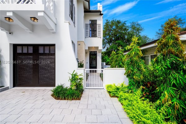 2712 S Le Jeune Rd Coral Gables, FL 33134