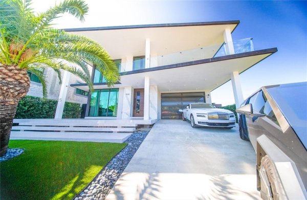 7520 W Treasure Dr North Bay Village, FL 33141