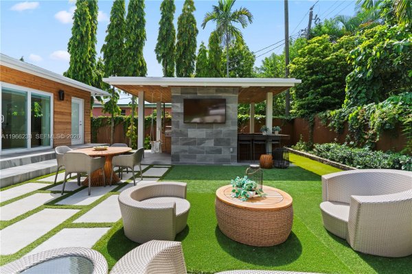 221 NE 44th St Miami, FL 33137