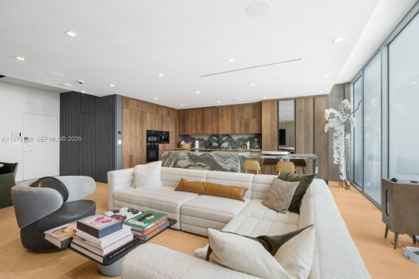 90 SW 3rd St #PH-14 Miami, FL 33130