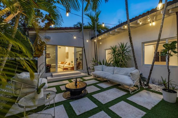 7630 NE 8th Ave Miami, FL 33138