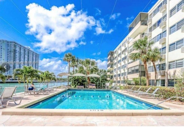 220 Kings Pt Dr #106 Sunny Isles Beach, FL 33160