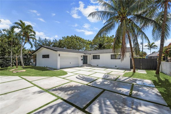 11660 Canal Dr North Miami, FL 33181