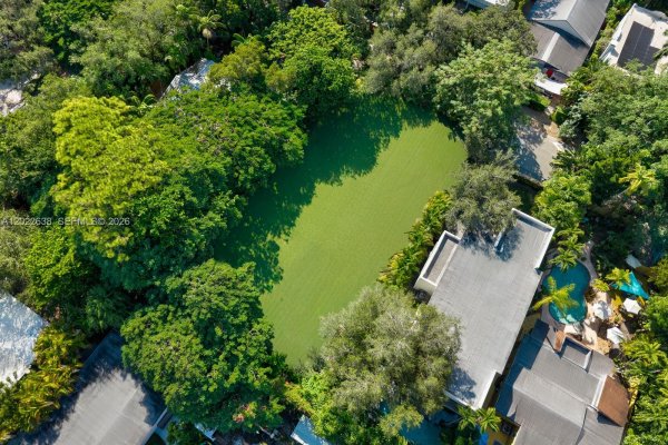 3729 Kumquat Ave Miami, FL 33133