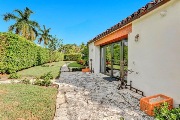 6350 Pinetree Dr Miami Beach, FL 33141