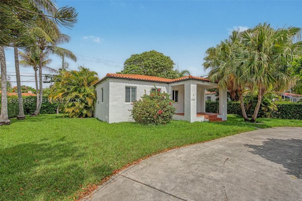 702 Boabadilla Coral Gables, FL 33134