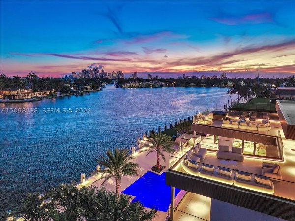 725 Middle Riv Dr Fort Lauderdale, FL 33304