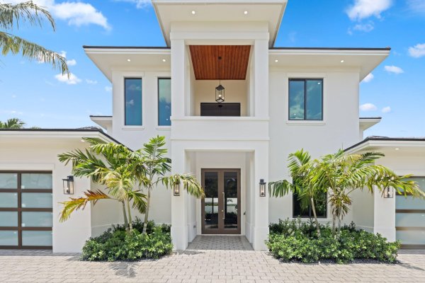 1160 Emerald Riviera Beach, FL 33404