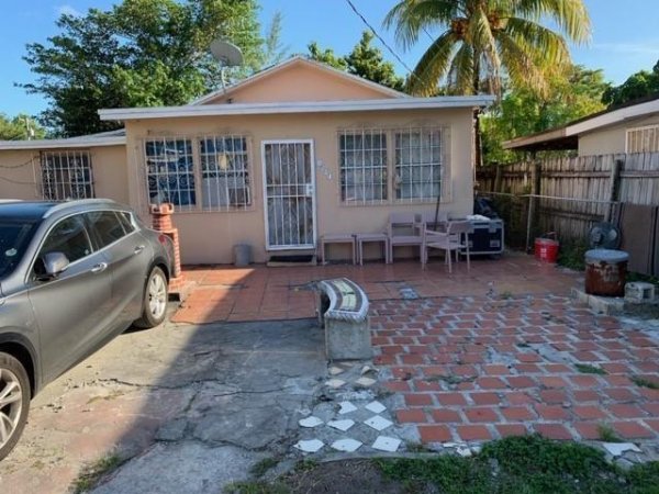 1850 NW 35th Miami, FL 33142