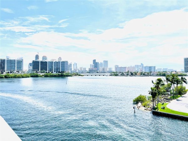 3300 NE 188th St #409 Aventura, FL 33180