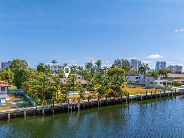 419 Alamanda Dr Hallandale Beach, FL 33009