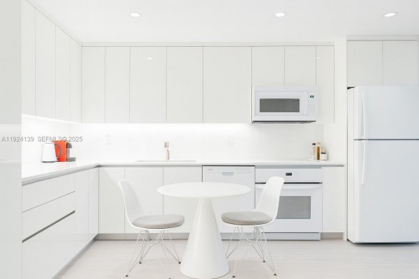 2301 Collins Ave #636 Miami Beach, FL 33139