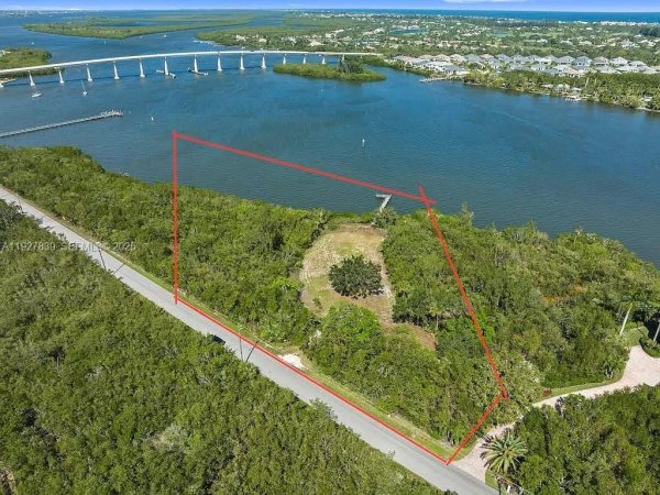 250 Live Oak Dr Vero Beach, FL 32963