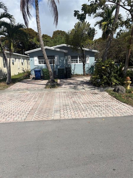729 NE 2nd Ct Hallandale Beach, FL 33009