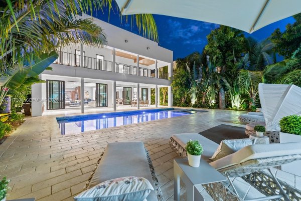 3734 Chase Ave Miami Beach, FL 33140