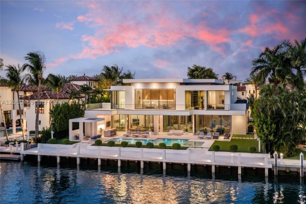 2560 Del Lago Dr Fort Lauderdale, FL 33316