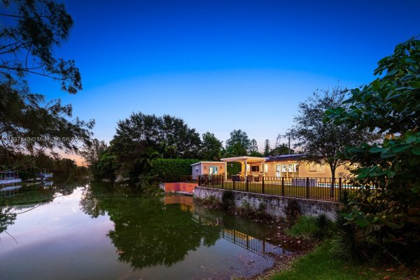 6380 SW 63rd Ave South Miami, FL 33143