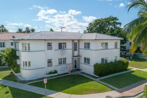 7124 Bay Dr Miami Beach, FL 33141