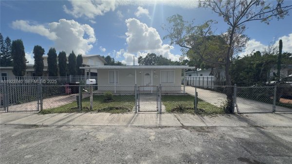 580 E 47th St Hialeah, FL 33013