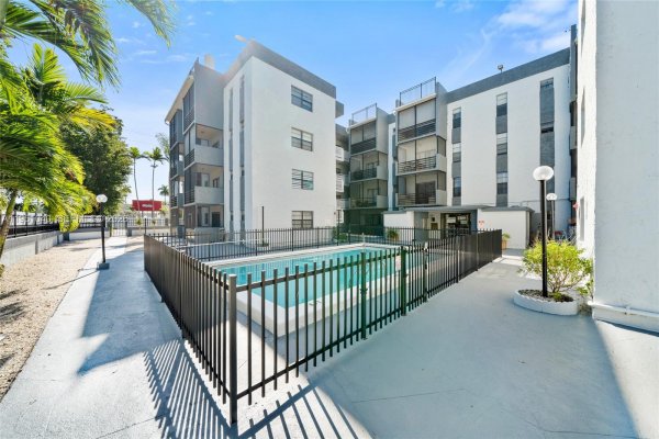 13500 NE 3rd Ct #325 North Miami, FL 33161