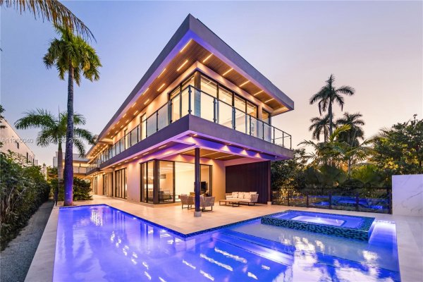 723 NE 77th St Miami, FL 33138