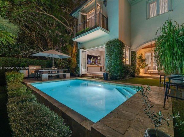 4819 University Dr Coral Gables, FL 33146