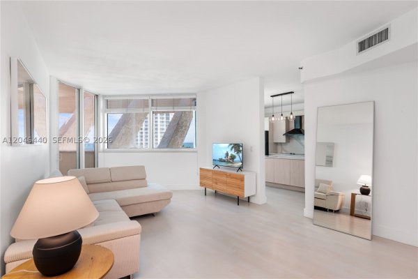 300 S Pointe Dr #907 Miami Beach, FL 33139