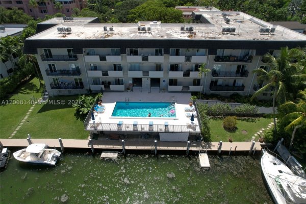 6815 Edgewater Dr #301 Coral Gables, FL 33133